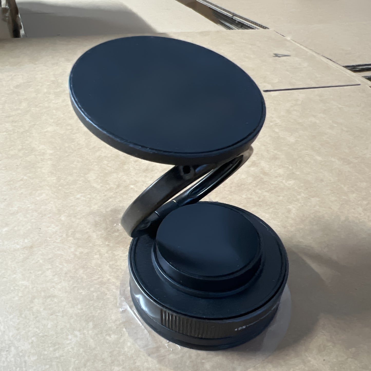 Magnetic Vacuum Suction Phone Holder – 360° Rotating, Auto-Adjust & Strong Grip